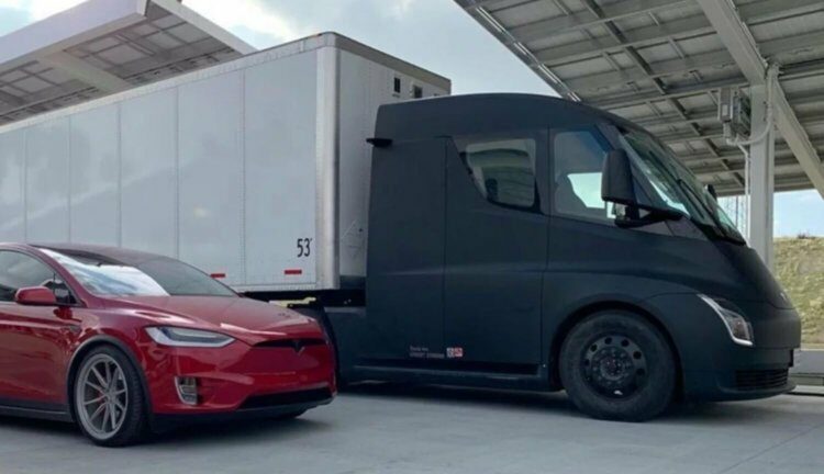 #видео | Тягач Tesla Semi разгоняется на трассе до впечатляющей скорости