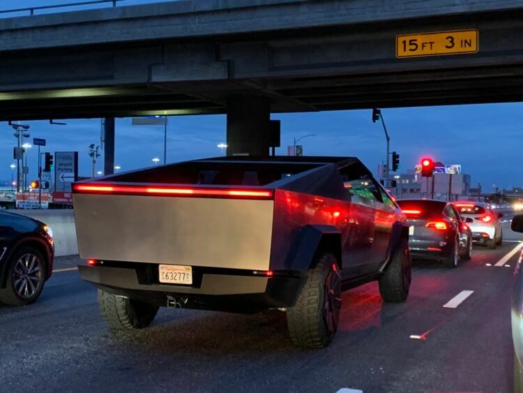 #видео | Илон Маск приехал в ресторан на пикапе Tesla Cybertruck